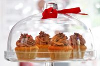 Emmas-Cupcakes-Nice-Cakes-Popcakes-Cupcakes-cloche